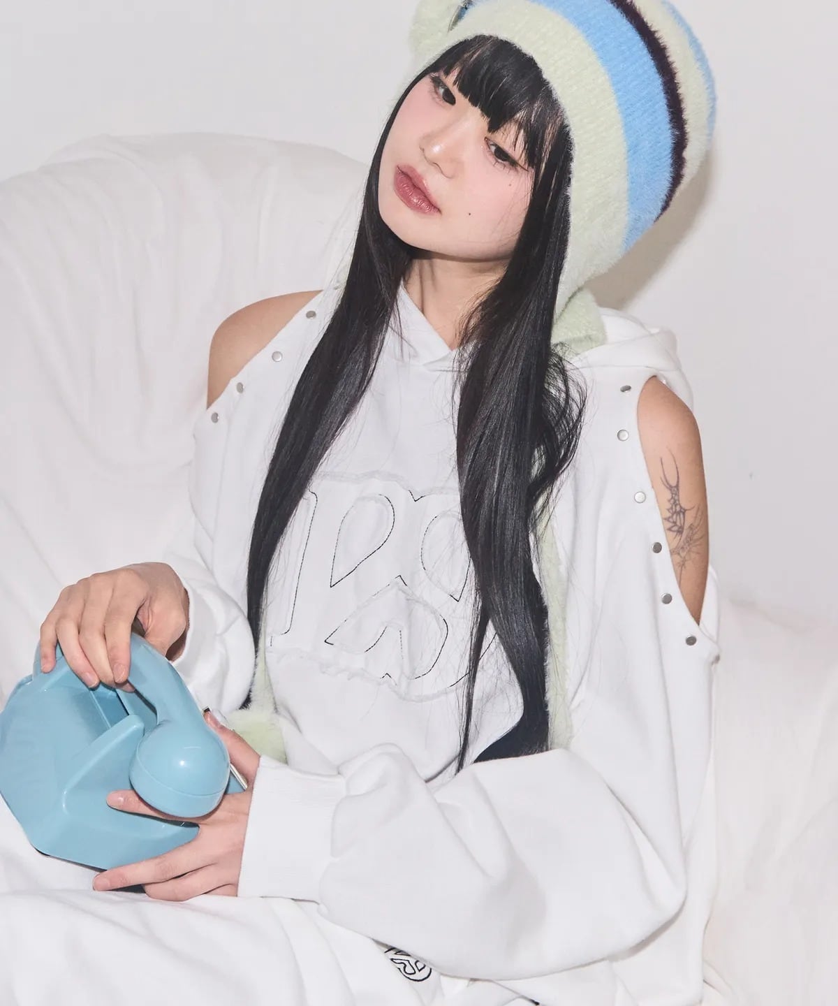 ★ILLIT ミンジュ 着用！！【ILLIGO】129 CUTOUT OVERFIT HOODIE - 4COLOR
