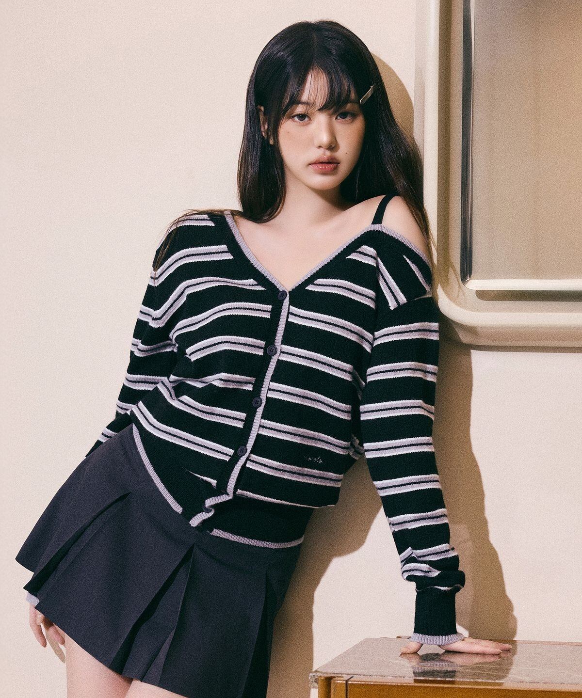 ☆rolarola人気商品最低価！！★IVE ウォニョン 着用！！【rolarola】ONE OFF SHOULDER STRIPE WOOL BLENDED CARDIGAN BLACK