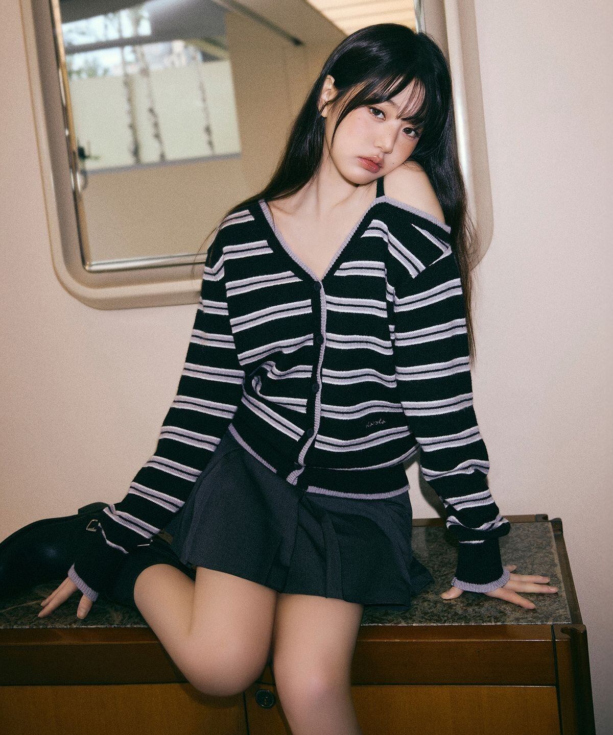 ☆rolarola人気商品最低価！！★IVE ウォニョン 着用！！【rolarola】ONE OFF SHOULDER STRIPE WOOL BLENDED CARDIGAN BLACK