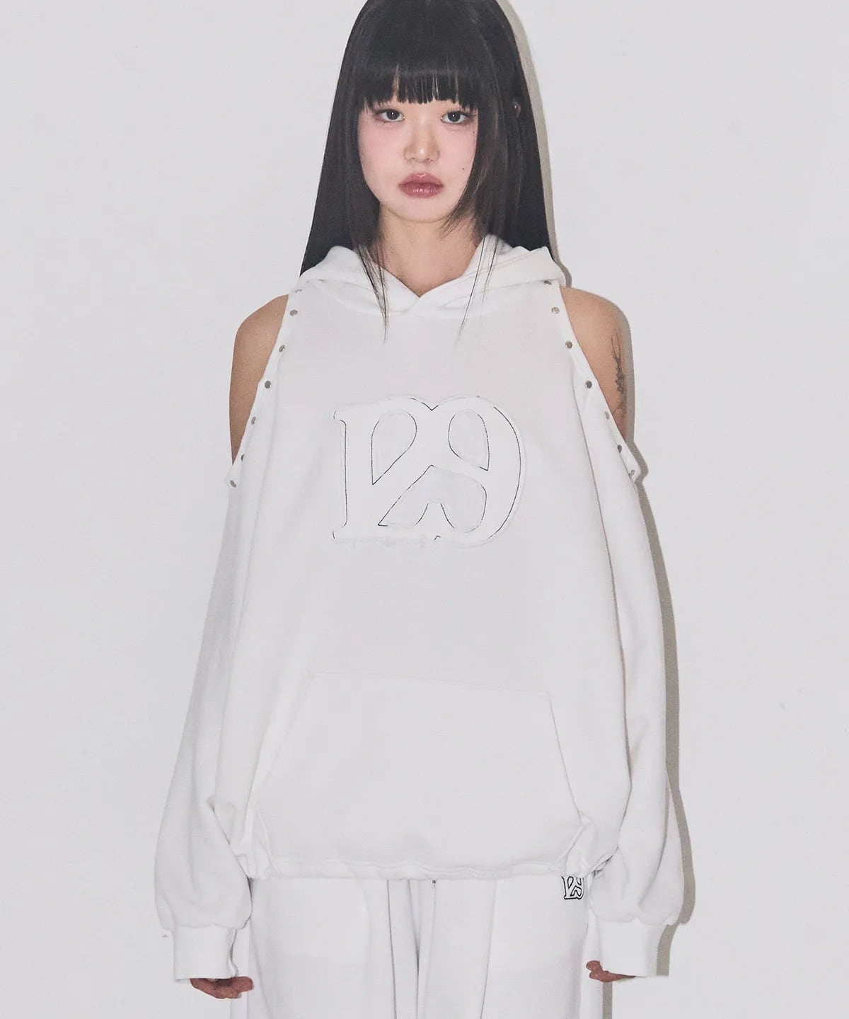 ★ILLIT ミンジュ 着用！！【ILLIGO】129 CUTOUT OVERFIT HOODIE - 4COLOR