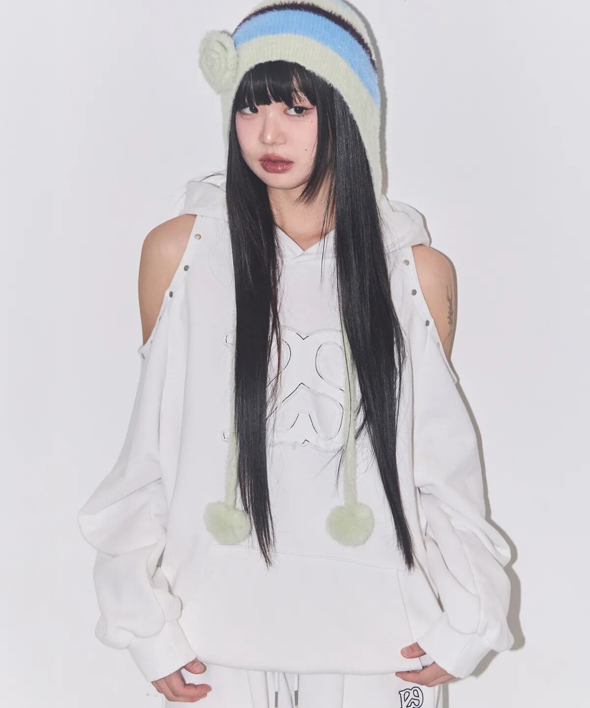 ★ILLIT ミンジュ 着用！！【ILLIGO】129 CUTOUT OVERFIT HOODIE - 4COLOR