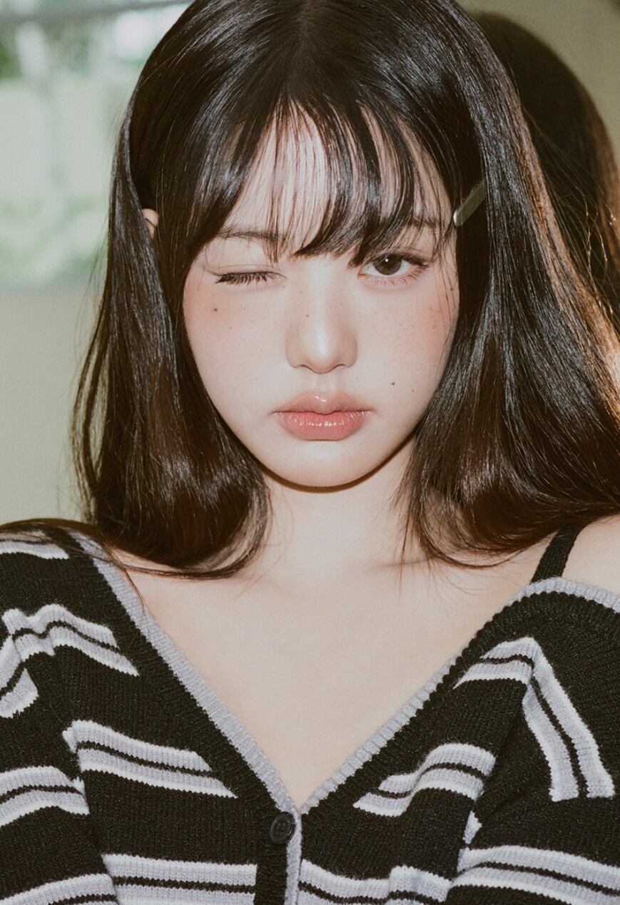 ☆rolarola人気商品最低価！！★IVE ウォニョン 着用！！【rolarola】ONE OFF SHOULDER STRIPE WOOL BLENDED CARDIGAN BLACK