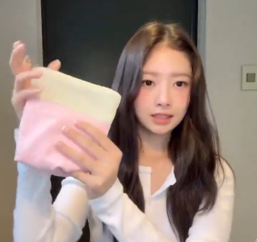 再入庫！！11/22予約発送！★IVE レイ / ILLIT ウォンヒ 着用！！【ISUMMERLY】love berry pouch
