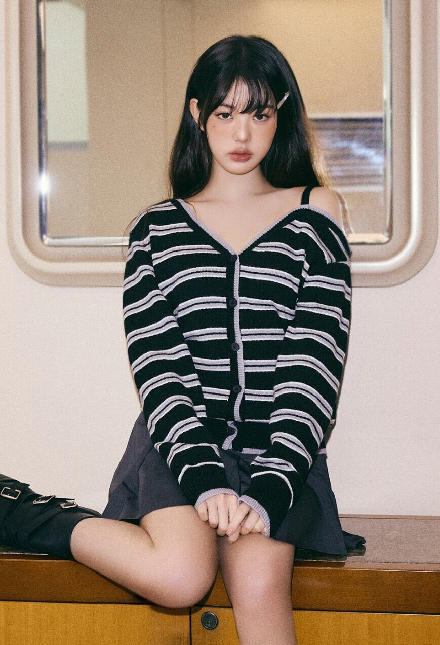 ☆rolarola人気商品最低価！！★IVE ウォニョン 着用！！【rolarola】ONE OFF SHOULDER STRIPE WOOL BLENDED CARDIGAN BLACK