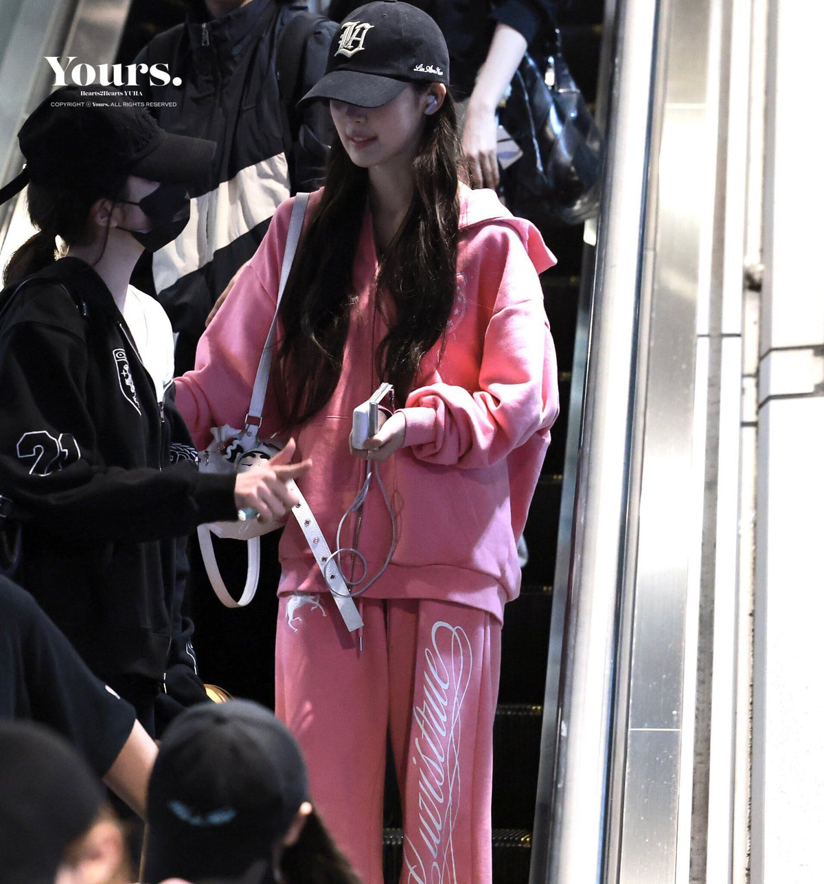 ★Hearts2Hearts ユハ 着用！【LUVISTRUE】EL UNICORN TRAINING PANTS(PINK)