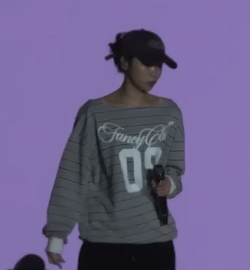★LE SSERAFIM チェウォン 着用！！【FANCY CLUB】Stripe One Shoulder Sweatshirt (GRAY)