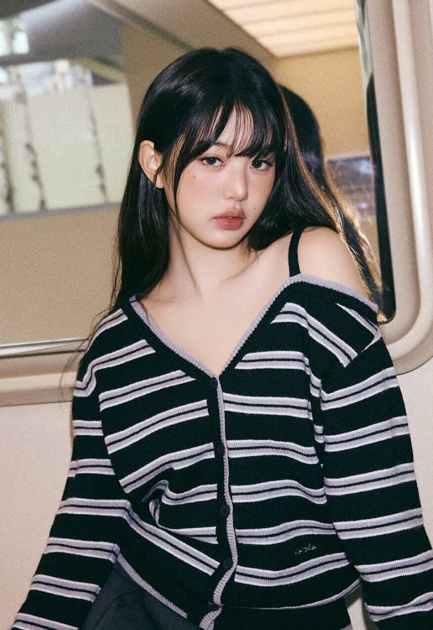 ☆rolarola人気商品最低価！！★IVE ウォニョン 着用！！【rolarola】ONE OFF SHOULDER STRIPE WOOL BLENDED CARDIGAN BLACK